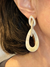 Load image into Gallery viewer, Chain Link Earrings - Horn Matte
