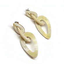 Load image into Gallery viewer, Chain Link Earrings - Horn Matte
